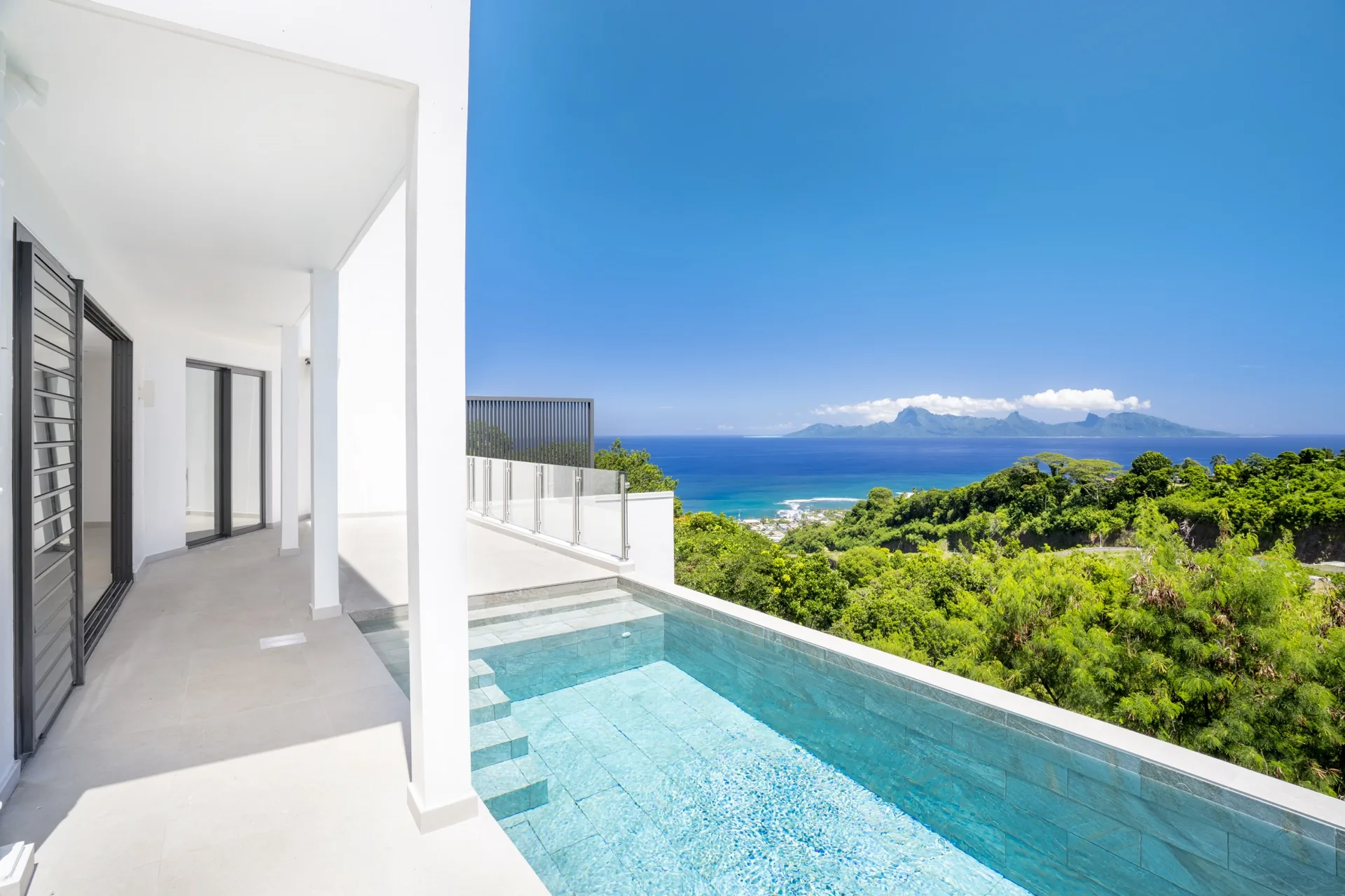 Villa Roccabella — Piscine avec vue sur Moorea, Punaauia